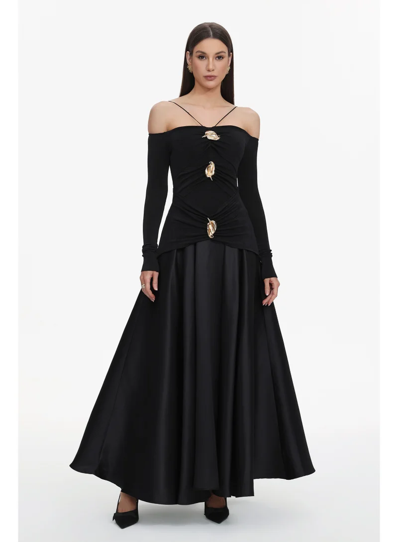 بيلا بارنيت فستان ماكسي أسود بأكمام طويلة مكشوف الكتفين من غوسيا